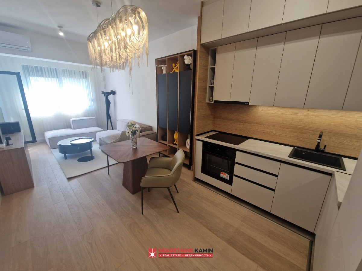 Bečići – satışta yeni, özel tasarımlı 1+1 daire ve garaj yeri